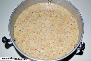 Pudin de nueces, volcar el caramelo en un molde y verter la mezcla