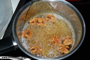 Pudin de nueces, caramelizar las nueces para decorar
