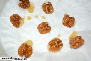Pudin de nueces, dejarlas enfriar sobre papel de horno