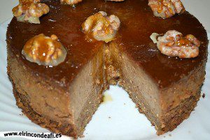 Pudin de nueces, desmoldar el pudin y decorar con las nueces