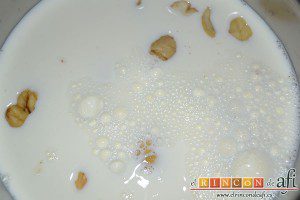 Puré de castañas, añadir la leche y la sal