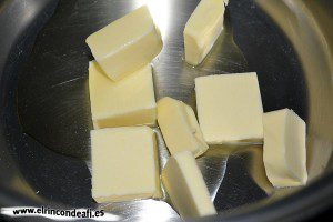 Vichyssoise, poner en una cacerola la mantequilla con un chorro de aceite de oliva