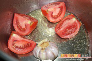 Arroz al horno, añadir el tomate cortado en 4 trozos