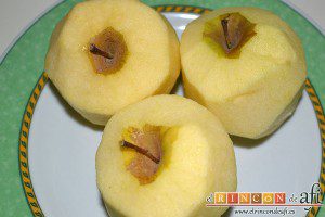 Hojaldre relleno con manzanas, pelar las manzanas