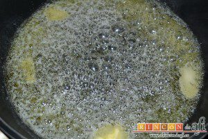 Hojaldre relleno con manzanas, poner a derretir la mantequilla