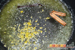 Hojaldre relleno con manzanas, añadir la ralladura de limón, la canela y la vaina de vainilla