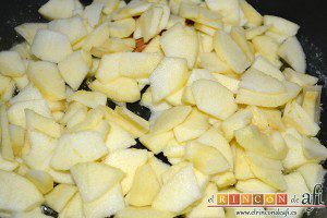 Hojaldre relleno con manzanas, añadimos las manzanas troceadas