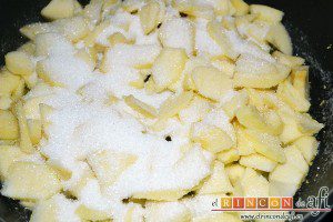 Hojaldre relleno con manzanas, agregar el azúcar
