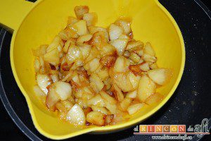 Hojaldre relleno con manzanas, escurrir el líquido