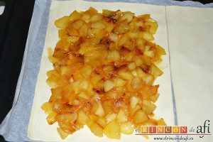 Hojaldre relleno con manzanas, poner el relleno sobre una de las mitades de hojaldre