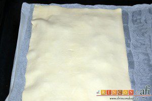Hojaldre relleno con manzanas, cubrir con la otra capa de hojaldre