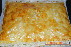 Hojaldre relleno con manzanas, hornear y dejar enfriar