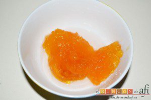 Hojaldre relleno con manzanas, mezclar la mermelada de melocotón con el licor