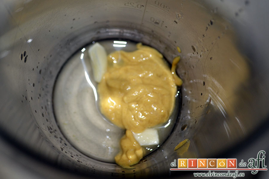 Lactonesa, poner en vaso triturador el ajo sin nervio, la mostaza, el zumo de limón y una pizca de sal