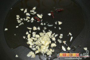 Macarrones con salsa arrabiata y calamares fritos, poner en una sartén con aceite la cebola y la guindilla trocedas