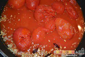 Macarrones con salsa arrabiata y calamares fritos, añadir el bote de tomate