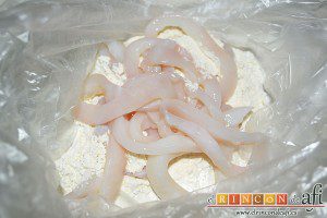 Macarrones con salsa arrabiata y calamares fritos, poner los calamares cortados en rodajas en una bolsa con harina y sal
