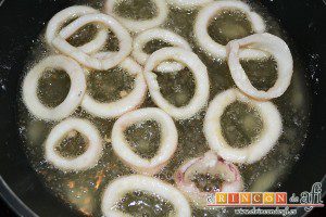 Macarrones con salsa arrabiata y calamares fritos, freír los calamares