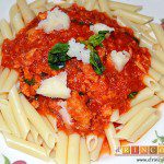 Macarrones con salsa de tomate y atún