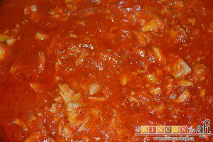Macarrones con salsa de tomate y atún, dejar hervir y añadir un poco de azúcar si está ácida