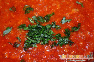 Macarrones con salsa de tomate y atún, añadir hojas de albahaca frescas picadas
