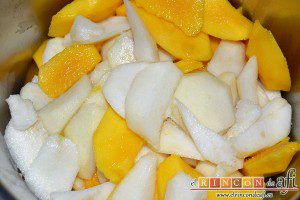 Mermelada de manga y pera, pelar, cortar y despepitar las frutas y ponerlas en un caldero