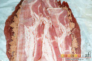 Solomillo de cerdo relleno con bacon y foie gras, cubrir con las lonchas de bacon