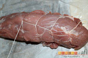 Solomillo de cerdo relleno con bacon y foie gras, enrollar la carne y bridar