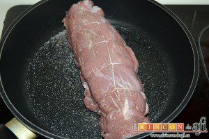 Solomillo de cerdo relleno con bacon y foie gras, poner la carne en una sartén para sellarla