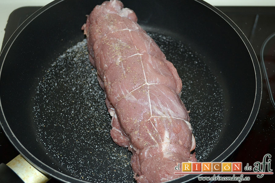 Solomillo de cerdo relleno con bacon y foie gras, poner la carne en una sartén para sellarla