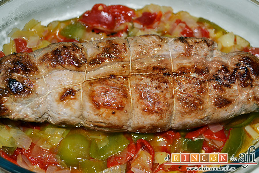 Solomillo de cerdo relleno con bacon y foie gras, poner las verduras con el solomillo en bandeja de horno