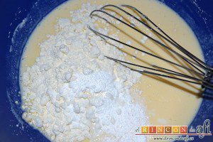 Tortitas de queso Ricotta y canela, añadir la harina y la levadura