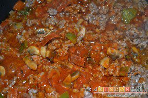 Empanada gallega de carne, pochar y añadir la salsa de tomate