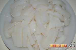 Frita de calamares, limpiar el calamar y cortarlo en tiras