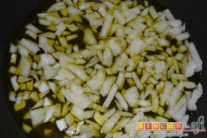 Frita de calamares, pochar la cebolla troceada