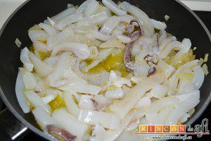 Frita de calamares, añadir sal y remover