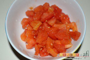 Frita de calamares, pelar y despepitar los tomates y trocearlos pequeños