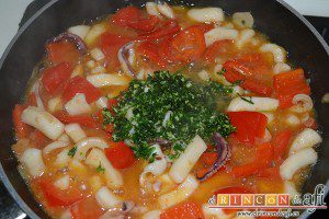 Frita de calamares, añadir las verduras y el perejil al guiso