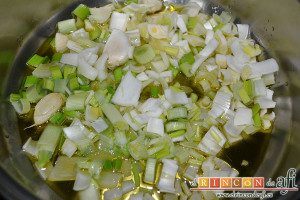 Frita de pulpo, pochar la cebolleta con los ajos