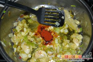 Frita de pulpo, añadir pimentón dulce