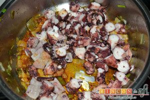 Frita de pulpo, cortar el pulpo y añadir