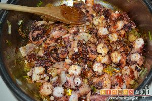 Frita de pulpo, remover