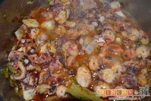 Frita de pulpo, añadir la guindilla y el vino blanco
