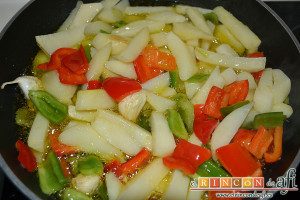 Frita de pulpo, freír las papas con los ajos restantes y el pimiento