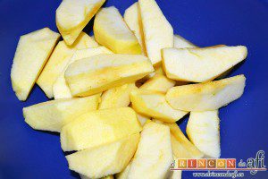 Manzanas al caramelo, trocearlas