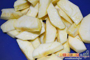 Manzanas al caramelo, añadir el zumo de un limón