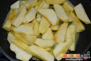 Manzanas al caramelo, añadir las manzanas