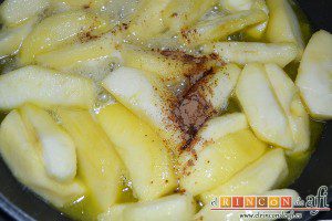 Manzanas al caramelo, añadir la canela