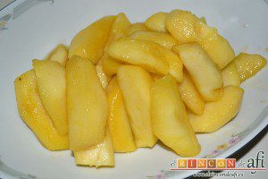 Manzanas al caramelo, retirar y colocar las manzanas en una fuente