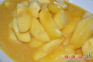 Manzanas al caramelo, volcar la salsa de caramelo sobre las manzanas